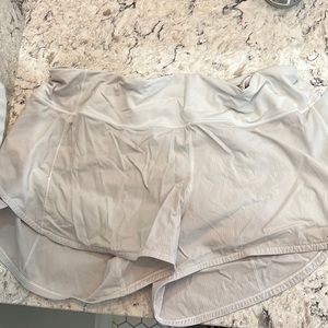 Lululemon shorts 4” ✨ off white ✨ size 12 ✨ only worn a few times